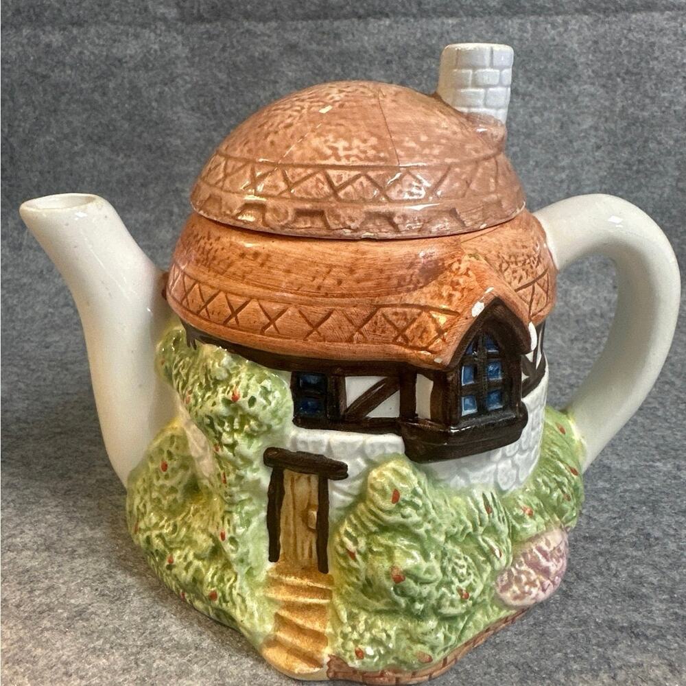 Vintage decorative teapot by Albert E. Price from their "Shire Cottages" appr 6”